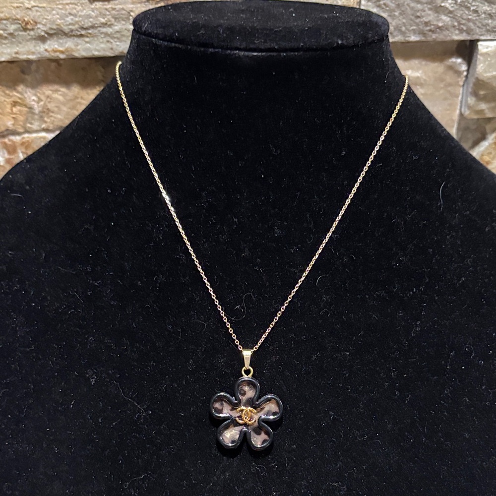 Elegant Black and Gold (tortoise) Cc Flower Pendant Necklace